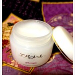 乾燥した肌に油はいらない。エバメールの水から出来た「ゲルクリーム」を使ってみました。 エバメールゲルクリーム蓋をあけてみた。