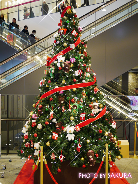 ジャッキーのハートフル・クリスマスinスカイツリーソラマチ　１階エスカレーター脇のクリスマスツリー