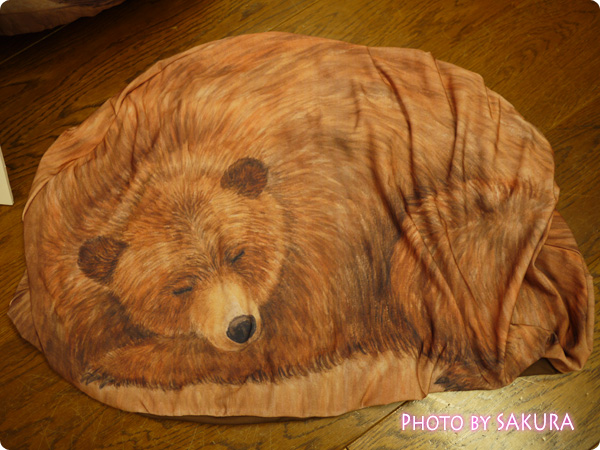 押し入れで眠る布団も喜ぶ　寝息が聞こえてきそうな　クークークッションケースの会　クマ