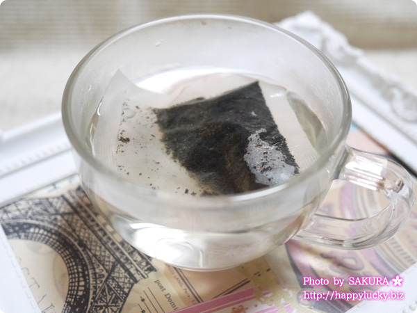 オリジナルブレンド発酵茶「スルスル茶」　ティーカップにティーパックを入れて蒸らす